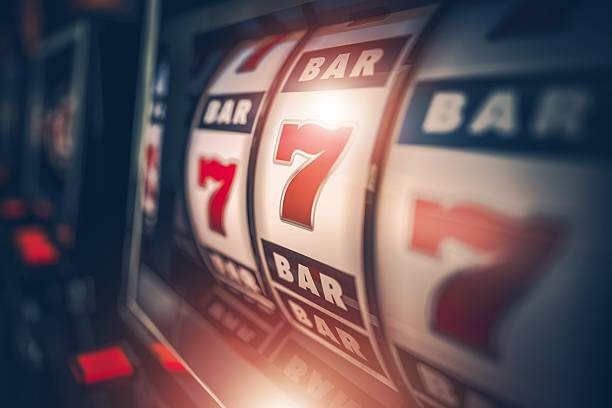 aman mobile app Three Card Poker betting interface showing call and fold buttons